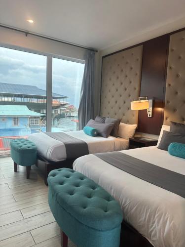 pokój hotelowy z 2 łóżkami i dużym oknem w obiekcie Ocean Sky Bocas Hotel w mieście Bocas del Toro