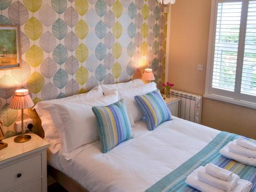- une chambre avec un lit blanc et 2 oreillers dans l'établissement Sandhills, à Sea Palling
