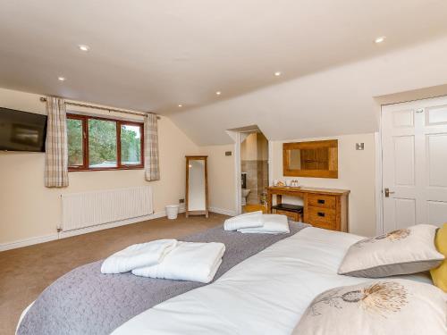 a bedroom with two beds and a kitchen at Rhiew Banc in Aberhafesp