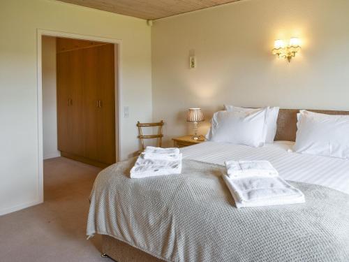 - une chambre avec un lit et des serviettes dans l'établissement Paddock House, à Middleham