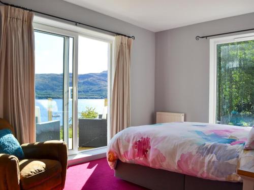 Glencripesdale的住宿－The Steading，一间卧室设有一张床和一个大窗户