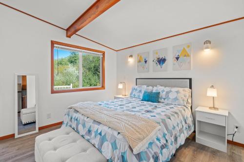 Camano的住宿－Relajate y recargate de buena vibra en nuestras cabanas de Camano Island，一间卧室设有一张床和一个窗口