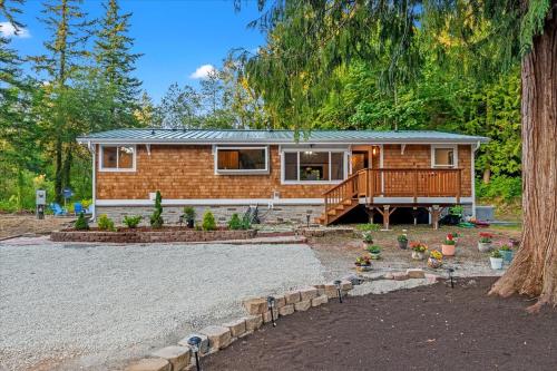 a tiny house with a porch and a deck at Relajate y recargate de buena vibra en nuestras cabanas de Camano Island in Camano