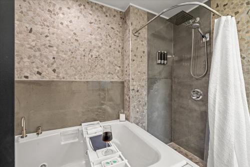 a bathroom with a bath tub and a shower with a shower at Relajate y recargate de buena vibra en nuestras cabanas de Camano Island in Camano