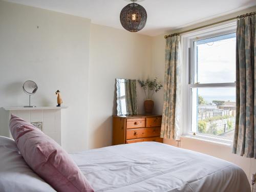 - une chambre avec un lit et une fenêtre dans l'établissement Seaport Cottage, à Ventnor
