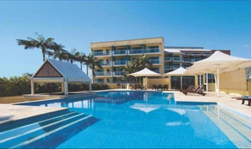 The Entrance Serenity cove في ذا إينترانس: حمام سباحة كبير أمام الفندق