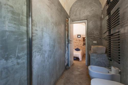 bagno con lavandino e servizi igienici di Trullo Coco' by BarbarHouse a Ostuni