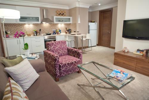 uma sala de estar com um sofá e uma mesa em Apart Hotel Best em Ancara