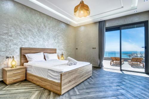 een slaapkamer met een bed en uitzicht op de oceaan bij Luxury Seafront Appartement 6-7p in Agadir
