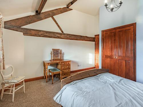 The Hay Loft في بولتون لي فايلد: غرفة نوم بسرير ومكتب وكرسي