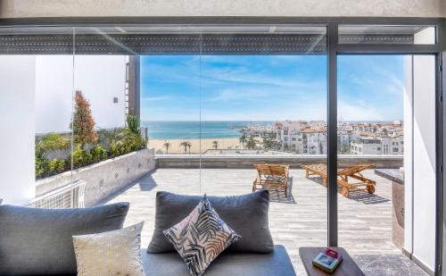 - un salon avec vue sur l'océan dans l'établissement Luxury Seafront Appartement 6-7p, à Agadir