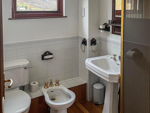 Clachan的住宿－Innish - Uk38783，一间带卫生间和水槽的浴室