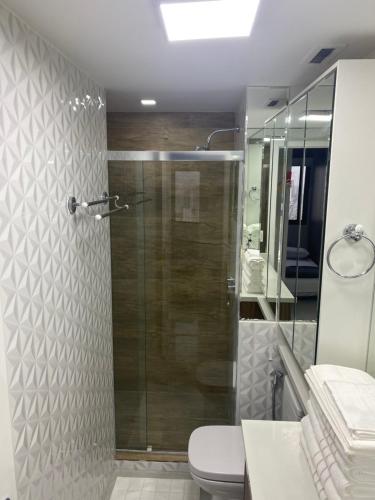 La salle de bains est pourvue d'une douche et de toilettes. dans l'établissement Esuites Congonhas, à São Paulo