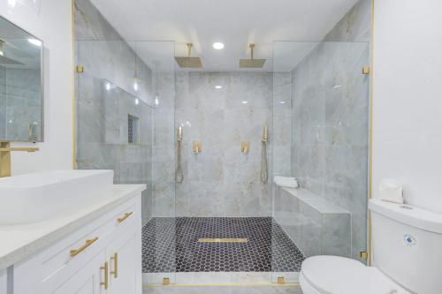 a bathroom with a shower and a toilet and a sink at Elegante casa cerca de Galleria Mall, NRG, Centro Medico! in Houston