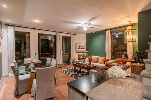 Χώρος καθιστικού στο Angelic Centro 2BR, Pool & Jacuzzi, Gated Village