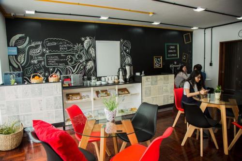uma sala de jantar com cadeiras vermelhas e uma mesa em Idea Home em Lima