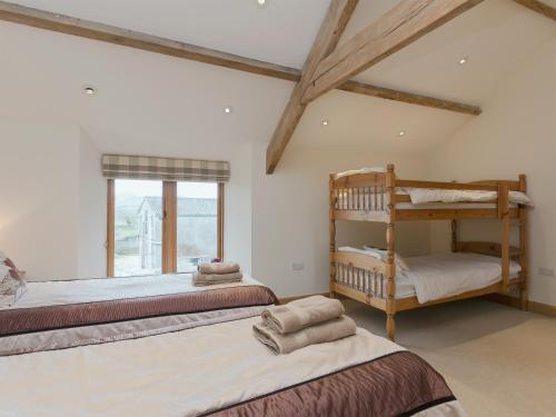 1 dormitorio con 2 literas y ventana en Applebarn - Uk10654, en West Pennard