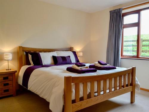 een slaapkamer met een groot bed en een raam bij Bryn Villa in Newbridge on Wye