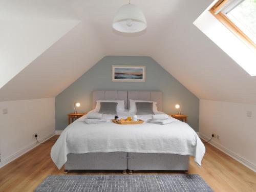 sypialnia z dużym łóżkiem na poddaszu w obiekcie Bryn Derw w mieście Barmouth