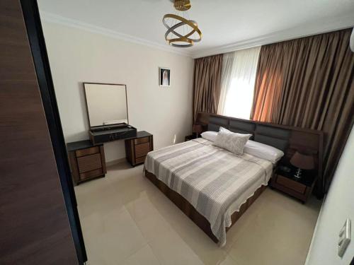 ein Hotelzimmer mit einem Bett und einem Spiegel in der Unterkunft Marim tower in Kairo