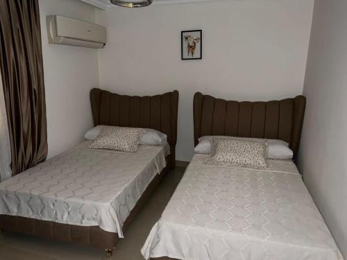 2 Betten nebeneinander in einem Zimmer in der Unterkunft Marim tower in Kairo