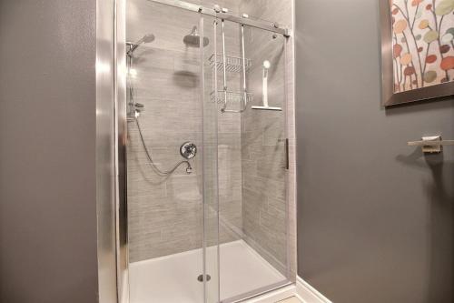 y baño con ducha y puerta de cristal. en LeChamplain #206 CITQ#248275 en Bromont