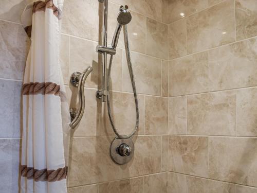 um chuveiro na casa de banho com uma cortina de chuveiro em Fox Cover Cottage em Great Edston