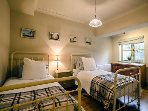 Кровать или кровати в номере Ladybird Cottage