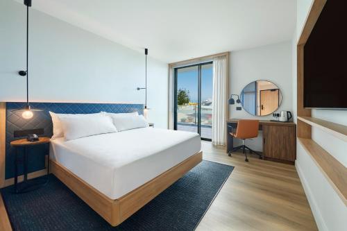 ein Hotelzimmer mit einem Bett und einem TV in der Unterkunft Hilton Garden Inn Busselton in Busselton