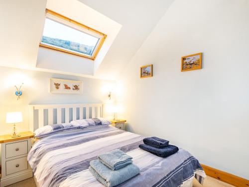 um quarto com uma cama com toalhas em Island Views em Lagganulva