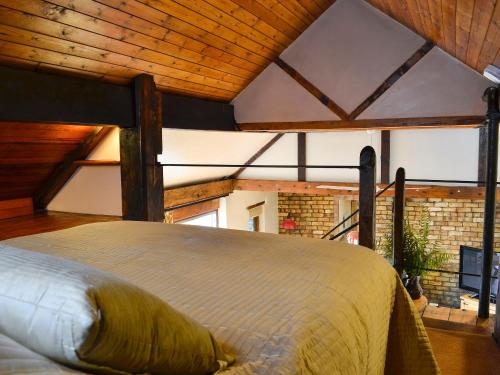 レクサムにあるThe Saddleryの木製の天井のベッドルーム1室(ベッド1台付)