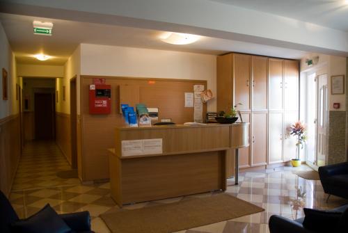 eine Lobby eines Krankenhauses mit einer Rezeption in der Unterkunft Korona Home in Sárvár