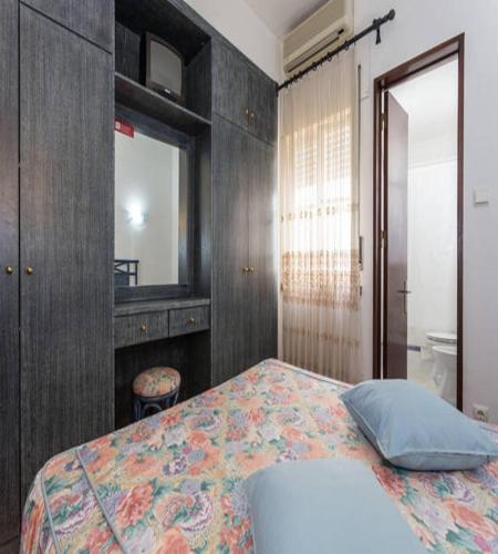 a bedroom with a bed and a sink and a mirror at Residencial Miramar in Quarteira