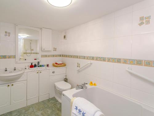 La salle de bains est pourvue d'une baignoire, de toilettes et d'un lavabo. dans l'établissement The Garden House-uk11837, à Dronfield