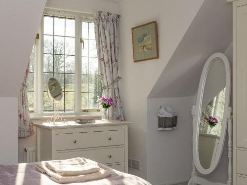 uma casa de banho com um lavatório e um espelho em Twisly North Lodge em Catsfield