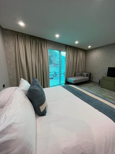 a large white bed in a room with a window at Hotel Vip La Guaira in Macuto