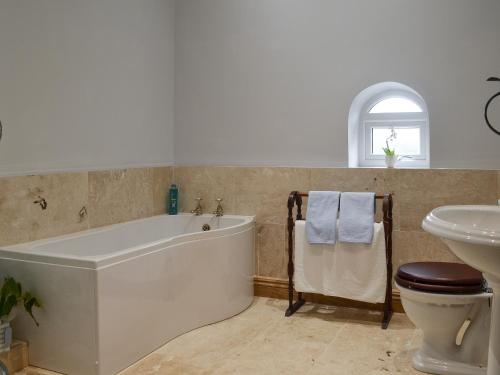 bagno con vasca, lavandino e servizi igienici di Crib Y Nantlle a Llandwrog