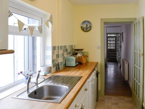 encimera de cocina con fregadero y ventana en Llys Deulyn en Trefriw