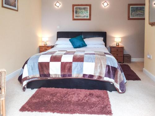 1 dormitorio con 1 cama grande y 2 mesitas de noche en Little Acorns, en Great Malvern