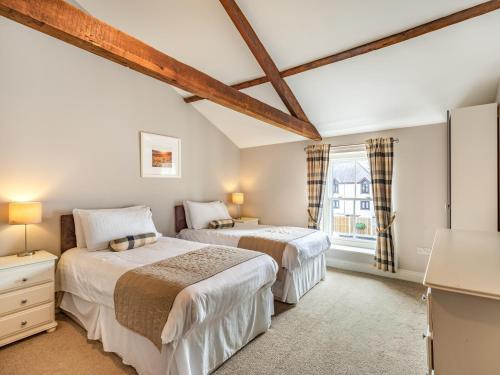 a bedroom with two beds and a window at The Scotch Arms Mews - Uk30910 in Brampton