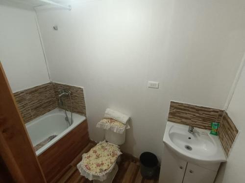 a bathroom with a tub and a toilet and a sink at Hostal restaurante Hidalgo in Punta de Choros
