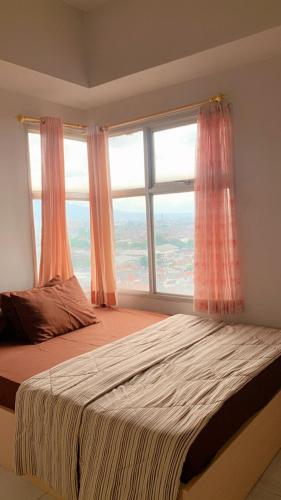 Ένα ή περισσότερα κρεβάτια σε δωμάτιο στο Newton Residence Apartment bm