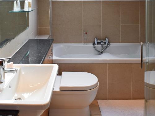 阿伯費爾迪的住宿－Tigh Craggan - Uk10203，带浴缸、卫生间和盥洗盆的浴室