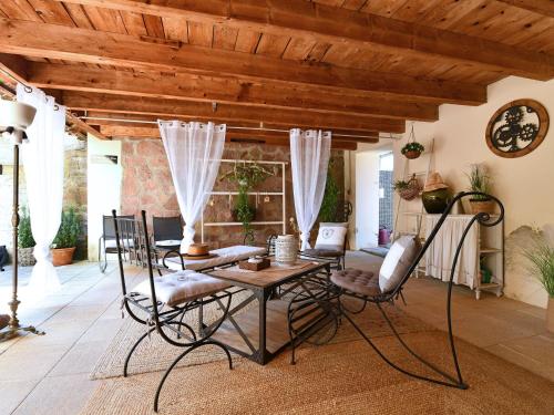 un salon avec une table et des chaises et un plafond dans l'établissement Charmant F2 avec jardin privatif, climatisation, et parking - Au cœur du vignoble alsacien ! - FR-1-744-1, à Bergholtz