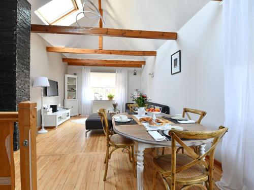 une salle à manger et un salon avec une table et des chaises dans l'établissement Gîte alsacien 75m² avec 2 chambres, climatisation, jardin privé, proche Colmar et Mulhouse - FR-1-744-2, à Bergholtz
