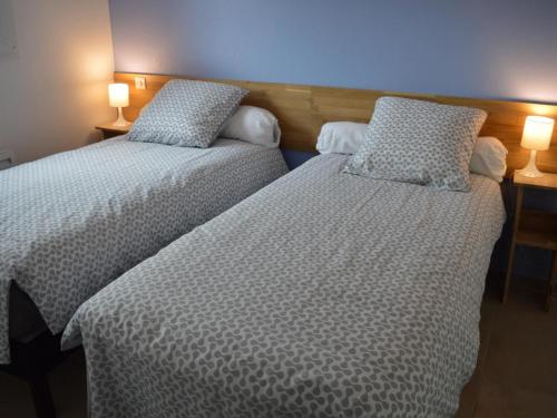 twee bedden naast elkaar in een kamer bij Gîte Altkirch, 3 pièces, 4 personnes - FR-1-744-5 in Altkirch