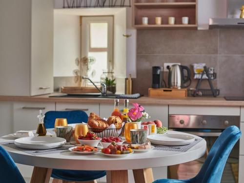 una mesa blanca con comida en la cocina en Gîte Wittersdorf, 1 pièce, 2 personnes - FR-1-744-13, en Wittersdorf