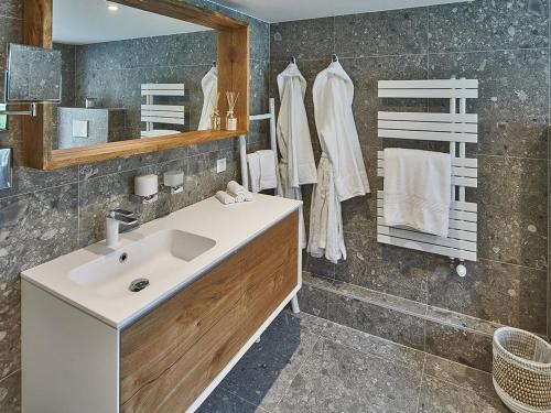 a bathroom with a sink and a mirror at Gîte Wittersdorf, 1 pièce, 2 personnes - FR-1-744-13 in Wittersdorf