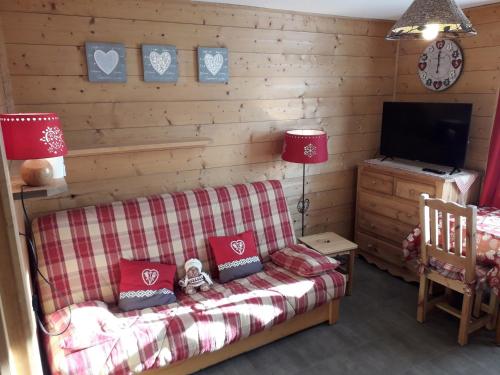 Studio cosy, proche centre, 3 étoiles, Wi-Fi, parking privé, accès skis et VTT, à 350m des télécabines - FR-1-671-113