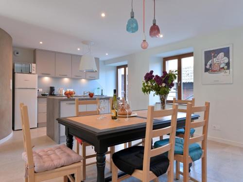 a kitchen and dining room with a table and chairs at Charmant appartement rénové pour 4 pers avec terrasse à Hunawihr - FR-1-744-14 in Hunawihr